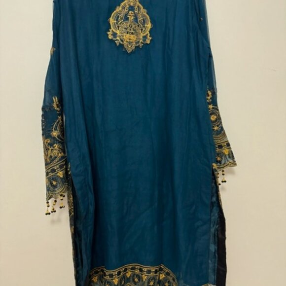 Chiffon Suit. - Picture 4 of 8